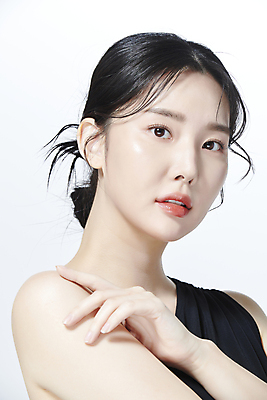 포토 JPG 스튜디오촬영 응시 여자 무표정 한명 상반신 20대 성인 옆모습 뷰티 한국인 의료성형뷰티 성인여자한명만 어깨에손 국내포토 1 시선 감정 뷰포인트 모션 실내 표정 사람 동양인 청년 여자한명만 성인여자만 파일형식