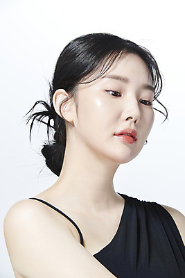 포토 JPG 스튜디오촬영 응시 여자 무표정 한명 상반신 20대 성인 옆모습 뷰티 한국인 의료성형뷰티 성인여자한명만 내려보기 국내포토 1 시선 감정 뷰포인트 모션 실내 표정 사람 동양인 청년 여자한명만 성인여자만 파일형식