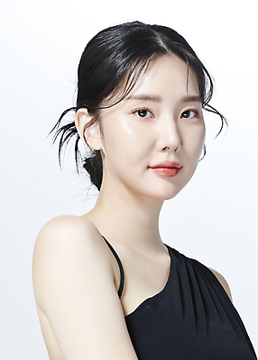 포토 JPG 스튜디오촬영 응시 여자 한명 미소 상반신 20대 성인 옆모습 뷰티 한국인 의료성형뷰티 성인여자한명만 국내포토 1 시선 뷰포인트 실내 표정 사람 동양인 청년 여자한명만 성인여자만 파일형식