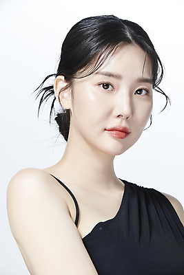 포토 JPG 스튜디오촬영 응시 여자 무표정 한명 상반신 20대 성인 옆모습 뷰티 한국인 의료성형뷰티 성인여자한명만 국내포토 1 시선 감정 뷰포인트 실내 표정 사람 동양인 청년 여자한명만 성인여자만 파일형식