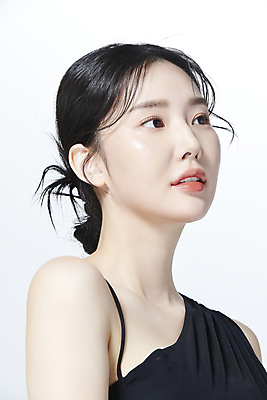 포토 JPG 스튜디오촬영 응시 여자 무표정 한명 상반신 20대 성인 옆모습 뷰티 한국인 올려보기 의료성형뷰티 성인여자한명만 국내포토 1 시선 감정 뷰포인트 모션 실내 표정 사람 동양인 청년 여자한명만 성인여자만 파일형식