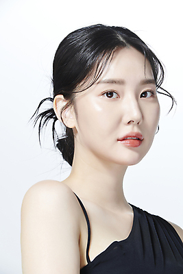 포토 JPG 스튜디오촬영 응시 여자 무표정 한명 상반신 20대 성인 옆모습 뷰티 한국인 의료성형뷰티 성인여자한명만 국내포토 1 시선 감정 뷰포인트 실내 표정 사람 동양인 청년 여자한명만 성인여자만 파일형식