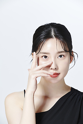 포토 JPG 스튜디오촬영 응시 여자 한명 미소 손짓 상반신 20대 성인 앞모습 뷰티 한국인 얼굴가리기 의료성형뷰티 성인여자한명만 국내포토 1 시선 뷰포인트 모션 실내 표정 사람 동양인 청년 가림 여자한명만 성인여자만 파일형식