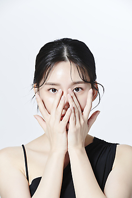 포토 JPG 스튜디오촬영 응시 여자 무표정 한명 상반신 20대 성인 앞모습 뷰티 한국인 얼굴가리기 의료성형뷰티 성인여자한명만 국내포토 1 시선 감정 뷰포인트 실내 표정 사람 동양인 청년 가림 여자한명만 성인여자만 파일형식