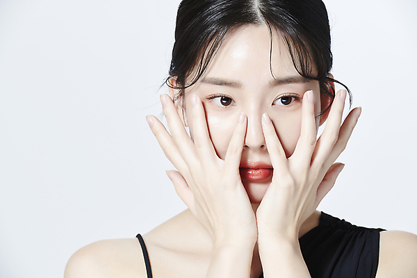 포토 JPG 스튜디오촬영 응시 여자 무표정 한명 손짓 상반신 20대 성인 앞모습 뷰티 한국인 의료성형뷰티 성인여자한명만 국내포토 1 시선 감정 뷰포인트 모션 실내 표정 사람 동양인 청년 여자한명만 성인여자만 파일형식