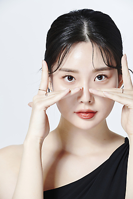 포토 JPG 스튜디오촬영 응시 여자 무표정 한명 손짓 상반신 20대 성인 앞모습 뷰티 한국인 얼굴가리기 의료성형뷰티 성인여자한명만 국내포토 1 시선 감정 뷰포인트 모션 실내 표정 사람 동양인 청년 가림 여자한명만 성인여자만 파일형식