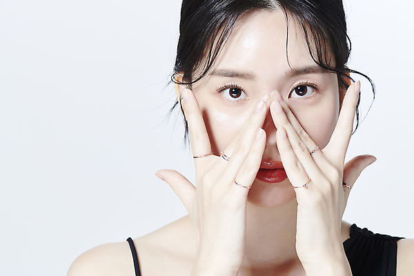 포토 JPG 스튜디오촬영 응시 여자 무표정 한명 손짓 상반신 20대 성인 앞모습 뷰티 한국인 얼굴가리기 의료성형뷰티 성인여자한명만 국내포토 1 시선 감정 뷰포인트 모션 실내 표정 사람 동양인 청년 가림 여자한명만 성인여자만 파일형식
