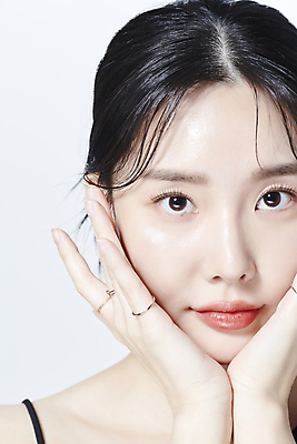 포토 JPG 스튜디오촬영 응시 여자 한명 미소 근접촬영 상반신 20대 성인 앞모습 뷰티 턱괴기 한국인 꽃받침 의료성형뷰티 성인여자한명만 국내포토 1 시선 뷰포인트 모션 실내 표정 사람 동양인 손짓 청년 여자한명만 성인여자만 파일형식