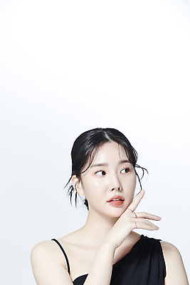 포토 JPG 스튜디오촬영 응시 여자 무표정 한명 손짓 상반신 20대 성인 앞모습 뷰티 턱괴기 한국인 의료성형뷰티 성인여자한명만 국내포토 1 시선 감정 뷰포인트 모션 실내 표정 사람 동양인 청년 여자한명만 성인여자만 파일형식