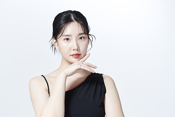 포토 JPG 스튜디오촬영 응시 여자 무표정 한명 손짓 상반신 20대 성인 앞모습 뷰티 턱괴기 한국인 의료성형뷰티 성인여자한명만 국내포토 1 시선 감정 뷰포인트 모션 실내 표정 사람 동양인 청년 여자한명만 성인여자만 파일형식