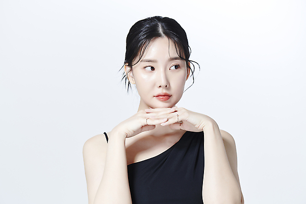 포토 JPG 스튜디오촬영 응시 여자 무표정 한명 상반신 20대 성인 앞모습 뷰티 턱괴기 한국인 깍지 곁눈질 의료성형뷰티 성인여자한명만 국내포토 1 시선 감정 뷰포인트 모션 실내 표정 사람 동양인 손짓 청년 여자한명만 성인여자만 파일형식