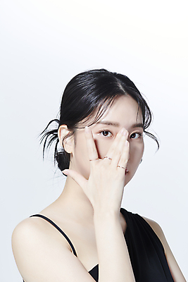 포토 JPG 스튜디오촬영 응시 여자 무표정 한명 손짓 상반신 20대 성인 옆모습 뷰티 한국인 얼굴가리기 의료성형뷰티 성인여자한명만 국내포토 1 시선 감정 뷰포인트 모션 실내 표정 사람 동양인 청년 가림 여자한명만 성인여자만 파일형식