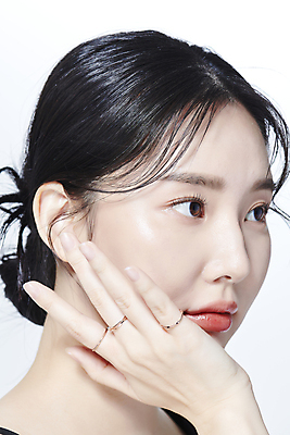 포토 JPG 스튜디오촬영 응시 여자 무표정 한명 상반신 20대 성인 옆모습 뷰티 턱괴기 한국인 의료성형뷰티 성인여자한명만 국내포토 1 시선 감정 뷰포인트 모션 실내 표정 사람 동양인 청년 여자한명만 성인여자만 파일형식