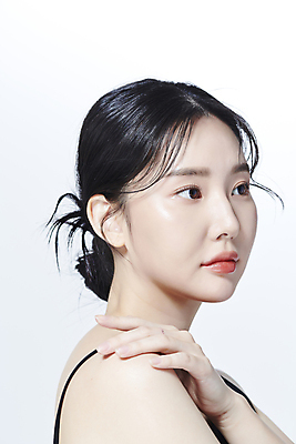 포토 JPG 스튜디오촬영 응시 여자 무표정 한명 상반신 20대 성인 옆모습 뷰티 한국인 의료성형뷰티 성인여자한명만 어깨에손 국내포토 1 시선 감정 뷰포인트 모션 실내 표정 사람 동양인 청년 여자한명만 성인여자만 파일형식