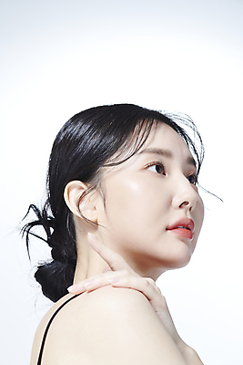 포토 JPG 스튜디오촬영 응시 여자 로우앵글 무표정 한명 상반신 20대 성인 옆모습 뷰티 한국인 올려보기 의료성형뷰티 성인여자한명만 어깨에손 국내포토 1 시선 감정 뷰포인트 모션 실내 표정 사람 동양인 청년 여자한명만 성인여자만 파일형식