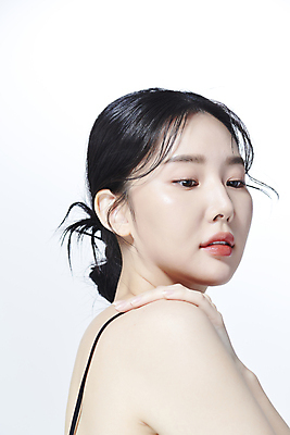 포토 JPG 스튜디오촬영 응시 여자 무표정 한명 상반신 20대 성인 옆모습 뷰티 한국인 의료성형뷰티 성인여자한명만 내려보기 어깨에손 국내포토 1 시선 감정 뷰포인트 모션 실내 표정 사람 동양인 청년 여자한명만 성인여자만 파일형식