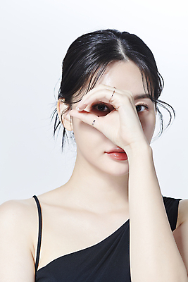 포토 JPG 스튜디오촬영 응시 여자 무표정 한명 손짓 상반신 20대 성인 앞모습 뷰티 한국인 눈가림 의료성형뷰티 성인여자한명만 국내포토 1 시선 감정 뷰포인트 모션 실내 표정 사람 동양인 청년 가림 여자한명만 성인여자만 파일형식