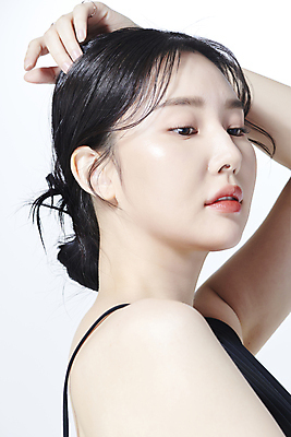 포토 JPG 스튜디오촬영 응시 여자 무표정 한명 손짓 상반신 20대 성인 옆모습 뷰티 손들기 한국인 의료성형뷰티 성인여자한명만 내려보기 국내포토 1 시선 감정 뷰포인트 모션 실내 표정 사람 동양인 청년 여자한명만 성인여자만 파일형식