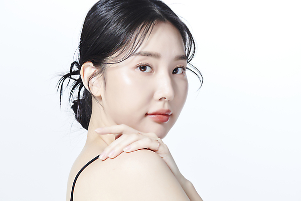 포토 JPG 스튜디오촬영 응시 여자 무표정 한명 상반신 20대 성인 옆모습 뷰티 한국인 의료성형뷰티 성인여자한명만 어깨에손 국내포토 1 시선 감정 뷰포인트 모션 실내 표정 사람 동양인 청년 여자한명만 성인여자만 파일형식