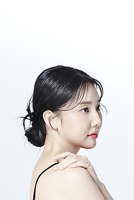 포토 JPG 스튜디오촬영 응시 여자 무표정 한명 상반신 20대 성인 옆모습 뷰티 한국인 의료성형뷰티 성인여자한명만 어깨에손 국내포토 1 시선 감정 뷰포인트 모션 실내 표정 사람 동양인 청년 여자한명만 성인여자만 파일형식