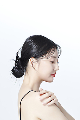 포토 JPG 스튜디오촬영 응시 여자 한명 미소 상반신 20대 성인 옆모습 뷰티 한국인 의료성형뷰티 성인여자한명만 내려보기 어깨에손 국내포토 1 시선 뷰포인트 모션 실내 표정 사람 동양인 청년 여자한명만 성인여자만 파일형식