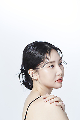 포토 JPG 스튜디오촬영 응시 여자 무표정 한명 상반신 20대 성인 옆모습 뷰티 한국인 올려보기 의료성형뷰티 성인여자한명만 어깨에손 국내포토 1 시선 감정 뷰포인트 모션 실내 표정 사람 동양인 청년 여자한명만 성인여자만 파일형식