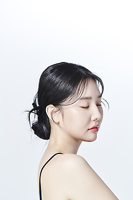 포토 JPG 스튜디오촬영 여자 무표정 한명 상반신 20대 성인 옆모습 뷰티 눈감음 한국인 의료성형뷰티 성인여자한명만 국내포토 1 감정 뷰포인트 모션 실내 표정 사람 동양인 청년 여자한명만 성인여자만 파일형식