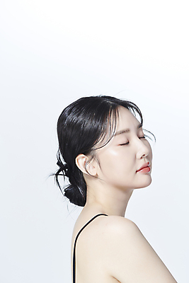 포토 JPG 스튜디오촬영 여자 무표정 한명 상반신 20대 성인 옆모습 뷰티 눈감음 한국인 의료성형뷰티 성인여자한명만 국내포토 1 감정 뷰포인트 모션 실내 표정 사람 동양인 청년 여자한명만 성인여자만 파일형식