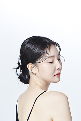 포토 JPG 스튜디오촬영 응시 여자 무표정 한명 상반신 20대 성인 뒷모습 뷰티 한국인 의료성형뷰티 성인여자한명만 내려보기 국내포토 1 시선 감정 뷰포인트 모션 실내 표정 사람 동양인 청년 여자한명만 성인여자만 파일형식