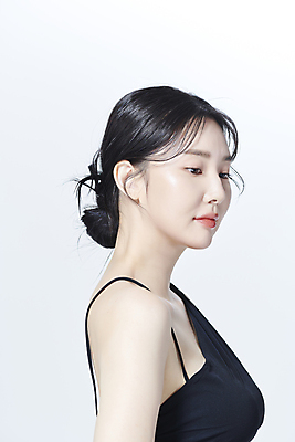 포토 JPG 스튜디오촬영 응시 여자 무표정 한명 상반신 20대 성인 옆모습 뷰티 한국인 의료성형뷰티 성인여자한명만 내려보기 국내포토 1 시선 감정 뷰포인트 모션 실내 표정 사람 동양인 청년 여자한명만 성인여자만 파일형식