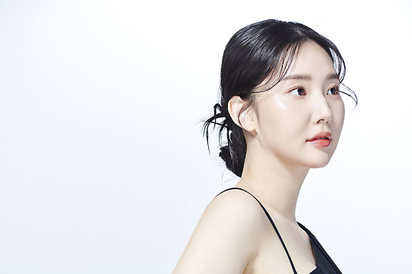 포토 JPG 스튜디오촬영 응시 여자 무표정 한명 상반신 20대 성인 옆모습 뷰티 한국인 올려보기 의료성형뷰티 성인여자한명만 국내포토 1 시선 감정 뷰포인트 모션 실내 표정 사람 동양인 청년 여자한명만 성인여자만 파일형식