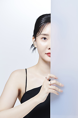 포토 JPG 스튜디오촬영 응시 여자 무표정 한명 상반신 20대 성인 앞모습 뷰티 한국인 가림 잡기 가림막 의료성형뷰티 성인여자한명만 국내포토 1 시선 감정 뷰포인트 모션 실내 표정 사람 동양인 청년 여자한명만 성인여자만 파일형식