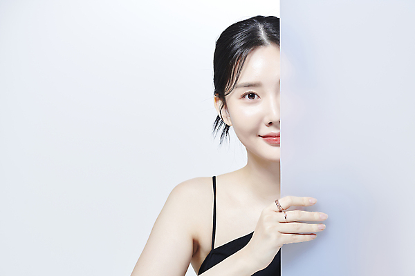 포토 JPG 스튜디오촬영 응시 여자 한명 미소 상반신 20대 성인 앞모습 뷰티 한국인 가림 잡기 가림막 의료성형뷰티 성인여자한명만 국내포토 1 시선 뷰포인트 모션 실내 표정 사람 동양인 청년 여자한명만 성인여자만 파일형식