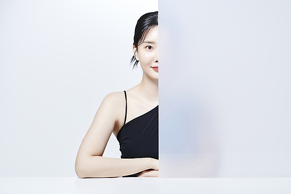 포토 JPG 스튜디오촬영 응시 여자 한명 미소 상반신 20대 성인 앞모습 뷰티 한국인 가림 가림막 의료성형뷰티 성인여자한명만 국내포토 1 시선 뷰포인트 모션 실내 표정 사람 동양인 청년 여자한명만 성인여자만 파일형식