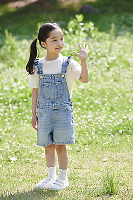 포토 JPG 주간 전신 공원 여자 어린이 양갈래머리 한명 서기 웃음 소녀 잔디 야외 앞모습 아웃포커스 여름 손들기 한국인 즐거움 손인사 소녀한명만 동심 국내포토 자연요소 식물 1 헤어스타일 계절 공공시설 감정 뷰포인트 모션 촬영기법 표정 사람 동양인 인사 여자한명만 소녀만 파일형식