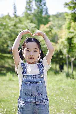 포토 JPG 주간 공원 여자 어린이 양갈래머리 한명 웃음 소녀 잔디 상반신 야외 앞모습 아웃포커스 여름 한국인 멜빵 즐거움 손하트 소녀한명만 동심 국내포토 자연요소 식물 1 헤어스타일 잡화 계절 공공시설 감정 뷰포인트 촬영기법 표정 사람 동양인 손짓 여자한명만 소녀만 파일형식