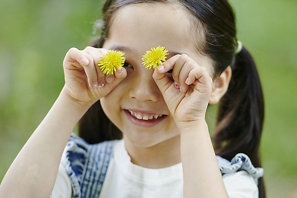 포토 JPG 주간 여자 어린이 장난 양갈래머리 한명 웃음 들기 소녀 근접촬영 상반신 야외 앞모습 아웃포커스 여름 한국인 민들레 즐거움 얼굴가리기 소녀한명만 동심 국내포토 자연요소 1 헤어스타일 계절 꽃 감정 뷰포인트 모션 촬영기법 표정 사람 동양인 가림 여자한명만 소녀만 파일형식