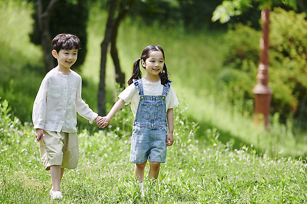 포토 JPG 주간 전신 공원 여자 남자 어린이 양갈래머리 웃음 소녀 소년 잔디 야외 두명 옆모습 아웃포커스 여름 걷기 손잡기 다정 한국인 멜빵 즐거움 어린이만 동심 국내포토 자연요소 식물 헤어스타일 잡화 계절 공공시설 감정 뷰포인트 컨셉 모션 촬영기법 표정 사람 동양인 파일형식
