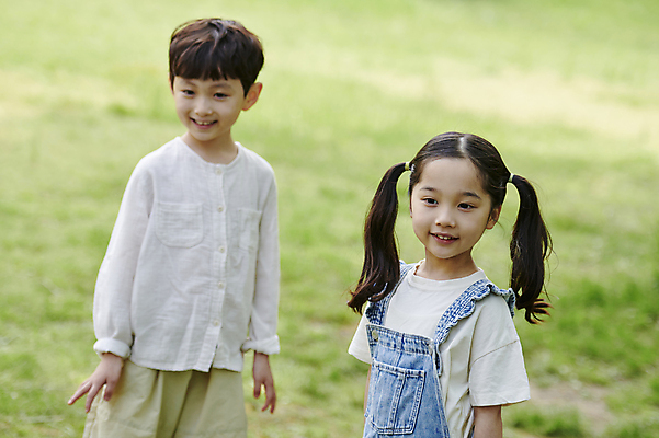 포토 JPG 주간 응시 공원 여자 남자 어린이 양갈래머리 소녀 소년 잔디 상반신 야외 두명 앞모습 아웃포커스 여름 한국인 멜빵 즐거움 어린이만 동심 국내포토 자연요소 식물 헤어스타일 시선 잡화 계절 공공시설 감정 뷰포인트 촬영기법 사람 동양인 파일형식