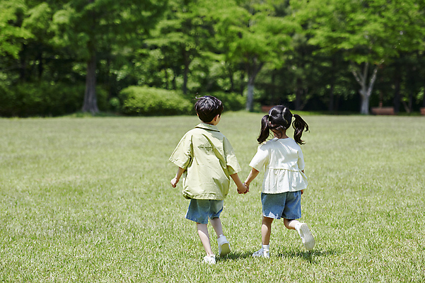 포토 JPG 주간 전신 공원 여자 남자 어린이 양갈래머리 소녀 소년 잔디 야외 두명 뒷모습 아웃포커스 여름 달리기 손잡기 한국인 즐거움 어린이만 동심 국내포토 자연요소 식물 헤어스타일 계절 공공시설 감정 뷰포인트 모션 촬영기법 사람 동양인 파일형식
