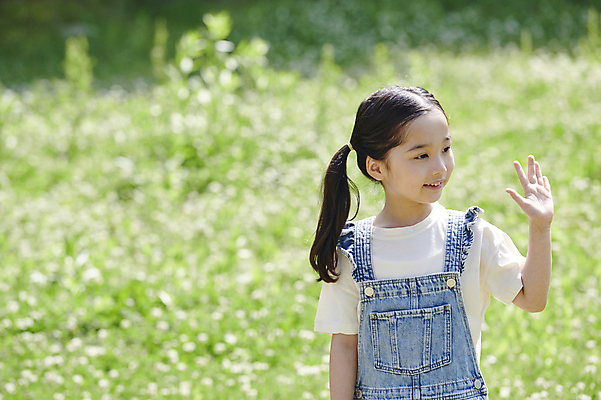 포토 JPG 주간 공원 여자 어린이 양갈래머리 한명 웃음 소녀 잔디 상반신 야외 앞모습 아웃포커스 여름 손들기 멜빵 즐거움 손인사 소녀한명만 동심 국내포토 자연요소 식물 1 헤어스타일 잡화 계절 공공시설 감정 뷰포인트 모션 촬영기법 표정 사람 인사 여자한명만 소녀만 파일형식