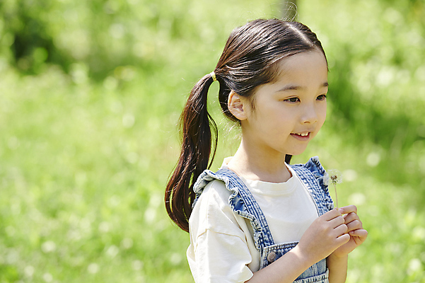 포토 JPG 주간 공원 여자 어린이 양갈래머리 한명 미소 웃음 들기 소녀 상반신 야외 옆모습 아웃포커스 여름 한국인 멜빵 즐거움 민들레홀씨 소녀한명만 동심 국내포토 자연요소 1 헤어스타일 잡화 계절 공공시설 감정 뷰포인트 모션 촬영기법 표정 사람 동양인 민들레 여자한명만 소녀만 파일형식
