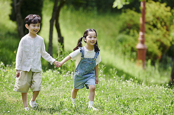 포토 JPG 주간 전신 공원 여자 남자 어린이 양갈래머리 웃음 소녀 소년 잔디 야외 두명 앞모습 옆모습 아웃포커스 여름 걷기 손잡기 다정 한국인 멜빵 즐거움 어린이만 동심 국내포토 자연요소 식물 헤어스타일 잡화 계절 공공시설 감정 뷰포인트 컨셉 모션 촬영기법 표정 사람 동양인 파일형식