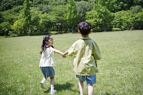 포토 JPG 주간 전신 공원 여자 남자 어린이 놀이 양갈래머리 함께함 소녀 소년 잔디 야외 두명 뒷모습 아웃포커스 여름 달리기 손잡기 다정 한국인 즐거움 어린이만 동심 국내포토 자연요소 식물 헤어스타일 계절 공공시설 감정 뷰포인트 컨셉 모션 촬영기법 사람 동양인 파일형식