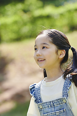 포토 JPG 주간 여자 어린이 양갈래머리 한명 웃음 소녀 근접촬영 상반신 야외 옆모습 아웃포커스 여름 한국인 올려보기 멜빵 즐거움 소녀한명만 동심 국내포토 자연요소 1 헤어스타일 잡화 계절 감정 뷰포인트 모션 촬영기법 표정 사람 동양인 여자한명만 소녀만 파일형식
