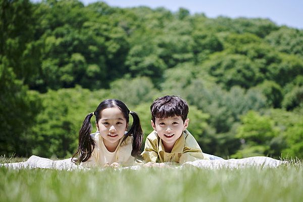 포토 JPG 주간 공원 여자 남자 어린이 엎드리기 양갈래머리 미소 소녀 소년 잔디 상반신 야외 두명 앞모습 아웃포커스 여름 한국인 소프트포커스 즐거움 돗자리 어린이만 동심 국내포토 자연요소 식물 헤어스타일 계절 공공시설 감정 뷰포인트 모션 촬영기법 표정 사람 동양인 파일형식