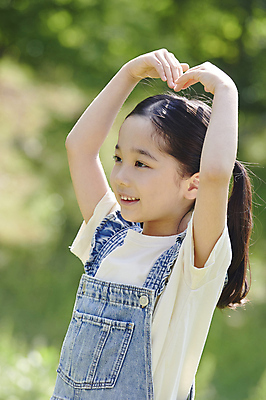 포토 JPG 주간 여자 어린이 양갈래머리 한명 웃음 소녀 상반신 야외 옆모습 아웃포커스 여름 한국인 멜빵 즐거움 손하트 소녀한명만 동심 국내포토 자연요소 1 헤어스타일 잡화 계절 감정 뷰포인트 촬영기법 표정 사람 동양인 손짓 여자한명만 소녀만 파일형식