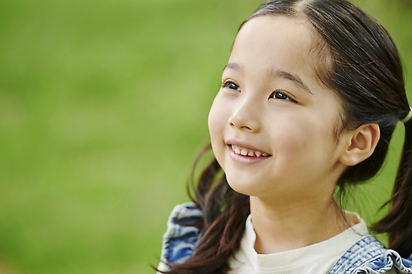 포토 JPG 주간 여자 어린이 양갈래머리 한명 웃음 소녀 근접촬영 상반신 야외 옆모습 아웃포커스 여름 한국인 올려보기 즐거움 소녀한명만 동심 국내포토 자연요소 1 헤어스타일 계절 감정 뷰포인트 모션 촬영기법 표정 사람 동양인 여자한명만 소녀만 파일형식