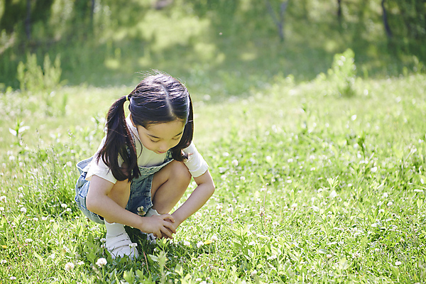 포토 JPG 주간 전신 공원 여자 어린이 한명 웃음 소녀 잔디 야외 앞모습 아웃포커스 여름 한국인 관찰 즐거움 호기심 웅크림 소녀한명만 동심 국내포토 자연요소 식물 1 계절 공공시설 감정 뷰포인트 컨셉 모션 촬영기법 표정 사람 동양인 여자한명만 소녀만 파일형식