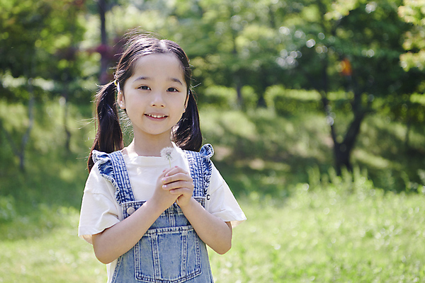 포토 JPG 주간 공원 여자 어린이 양갈래머리 한명 미소 들기 소녀 잔디 상반신 야외 앞모습 아웃포커스 여름 한국인 민들레 멜빵 즐거움 소녀한명만 동심 국내포토 자연요소 식물 1 헤어스타일 잡화 계절 공공시설 꽃 감정 뷰포인트 모션 촬영기법 표정 사람 동양인 여자한명만 소녀만 파일형식